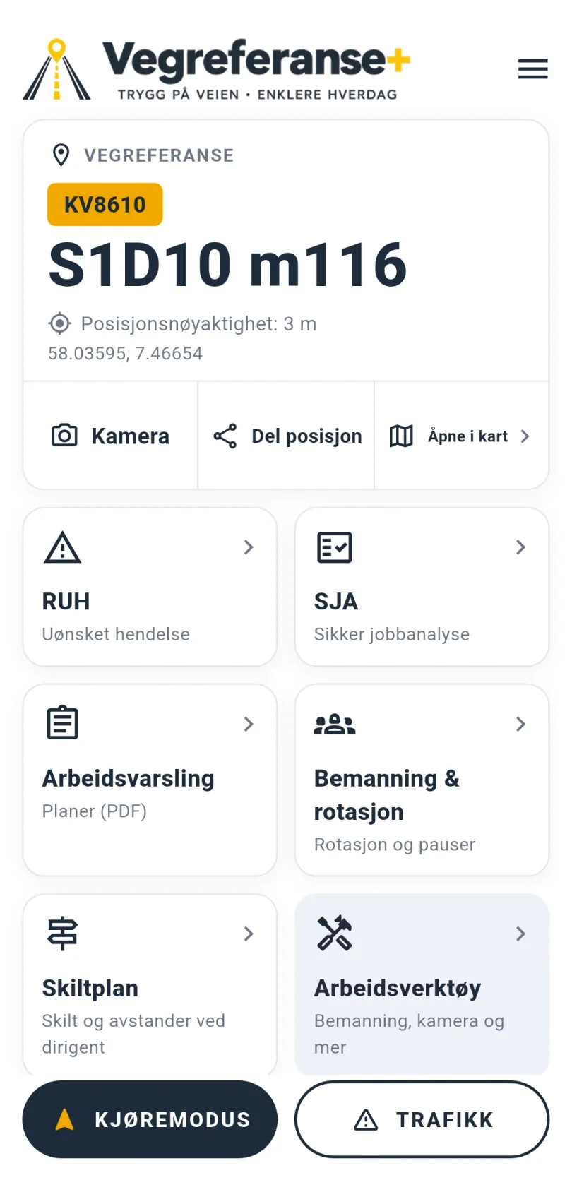Forsiden i Vegreferanse+ i lys modus. Vegsystemet KV8610 og vegreferansen S1D10 m116 vises stort, med posisjonsnøyaktighet 3 meter og koordinater. Under ligger knappene Kamera, Del posisjon og Åpne i kart, fliser for RUH, SJA, Arbeidsvarsling, Bemanning og rotasjon, Skiltplan og Arbeidsverktøy, og knappene Kjøremodus og Trafikk.