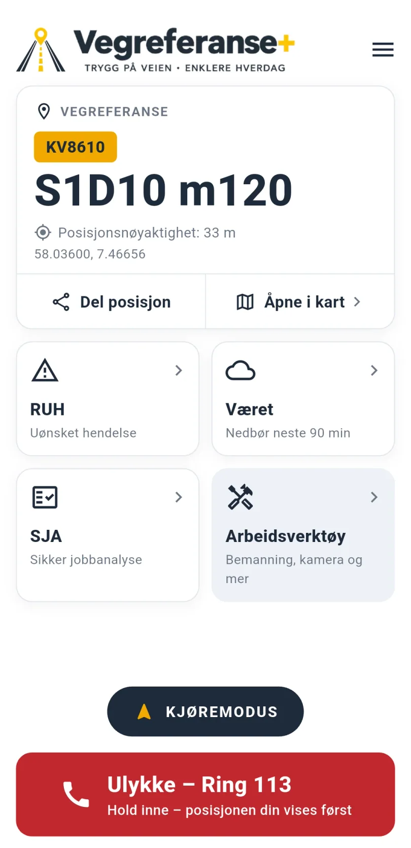 Forsiden i Vegreferanse+ i lys modus. Vegsystemet KV8610 og vegreferansen S1D10 m120 vises stort, med posisjonsnøyaktighet 33 meter og koordinater. Under ligger knappene Del posisjon og Åpne i kart, fliser for RUH, Været, SJA og Arbeidsverktøy, knappen Kjøremodus og en rød knapp for å ringe 113.