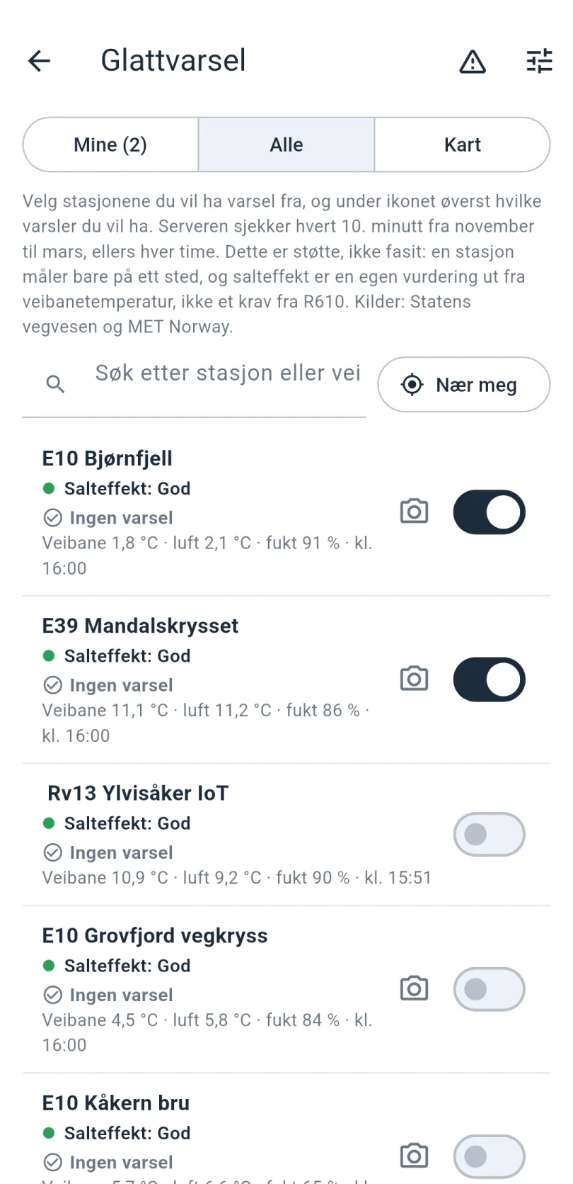 Glattvarsel med fanene Mine, Alle og Kart, en forklaringstekst om hvor ofte serveren sjekker, søkefelt og Nær meg, og en liste over veistasjoner på E10, E39 og Rv13 med salteffekt, veibane- og lufttemperatur, luftfuktighet, et kameraikon og en bryter for varsel per stasjon.
