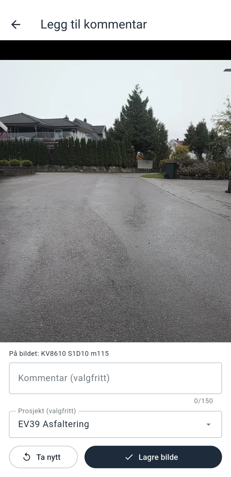 Kameraet etter at bildet er tatt: forhåndsvisning av bildet, teksten På bildet KV8610 S1D10 m115, et valgfritt kommentarfelt på 150 tegn, valg av prosjekt og knappene Ta nytt og Lagre bilde.